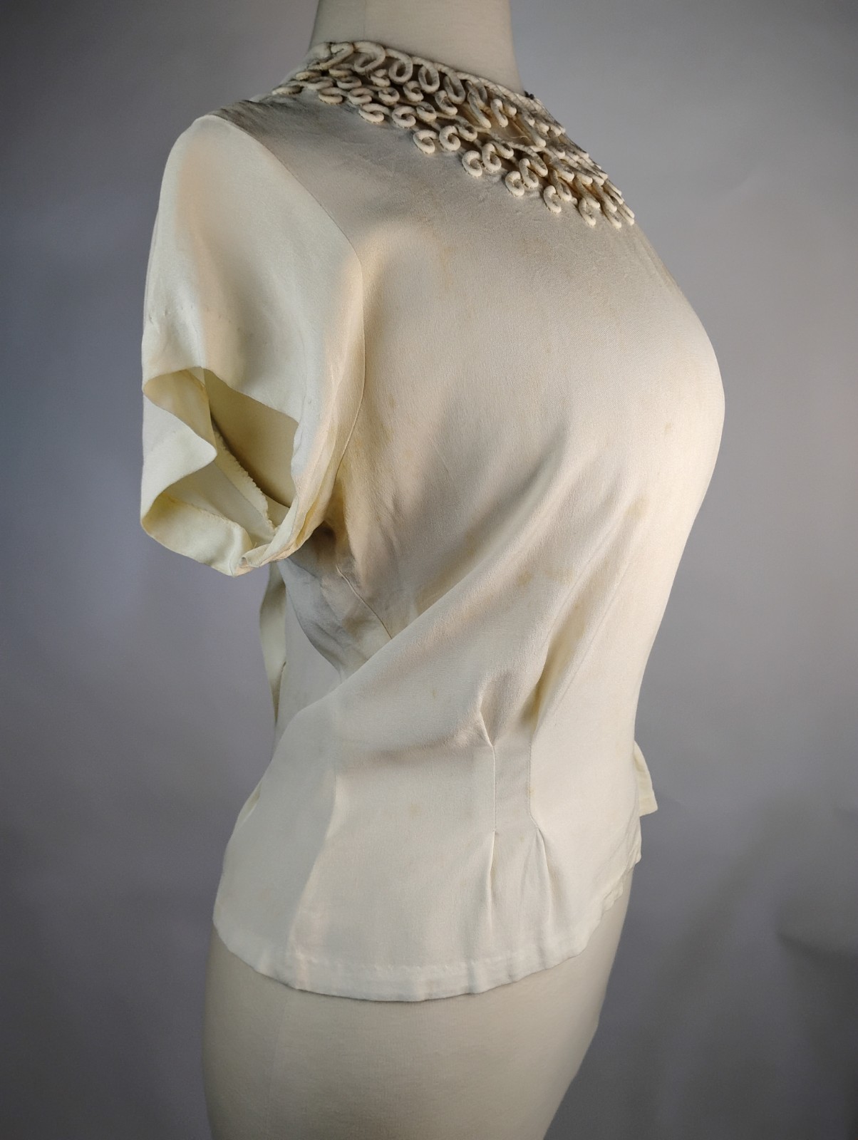 1940s Cream Rayon Blouse with Soutache Trim & Back Buttons – Vintage Short Sleev