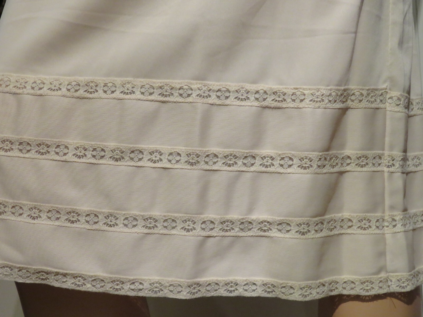 ll ii Full-Slip No Makers Tag 39″ Long Soft Beige Nylon & Lace Size 32