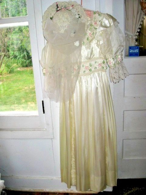 VTG 1980 2pc CREAM GLOSSY SATIN BALL GOWN/LACE-PINK RIBBON FLORAL-9-10-LACE HAT