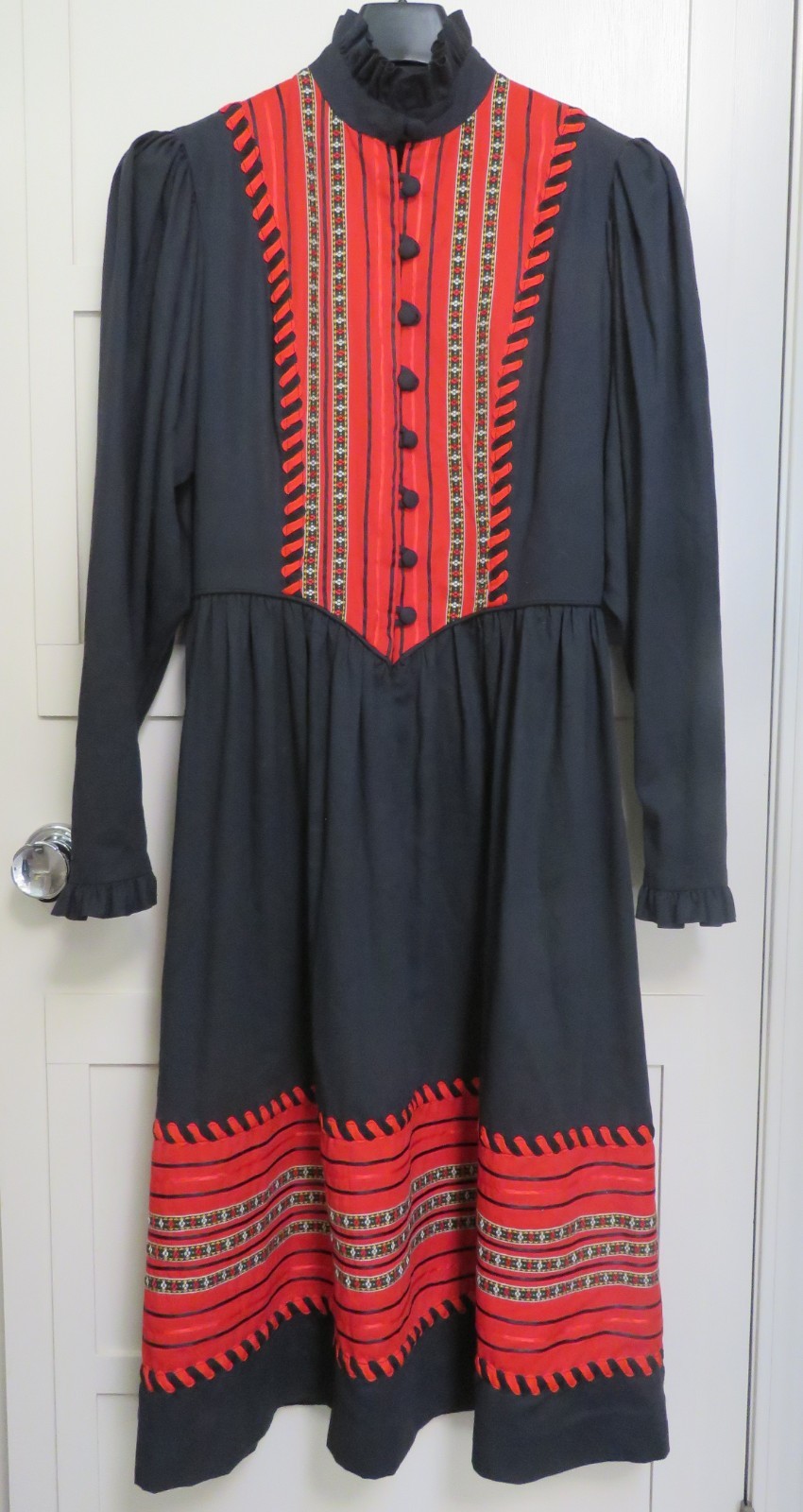 Folk Dress 70s Boho Black Floral Embroidered Long Leg Of Mutton Sleeve Sm/Md LNC