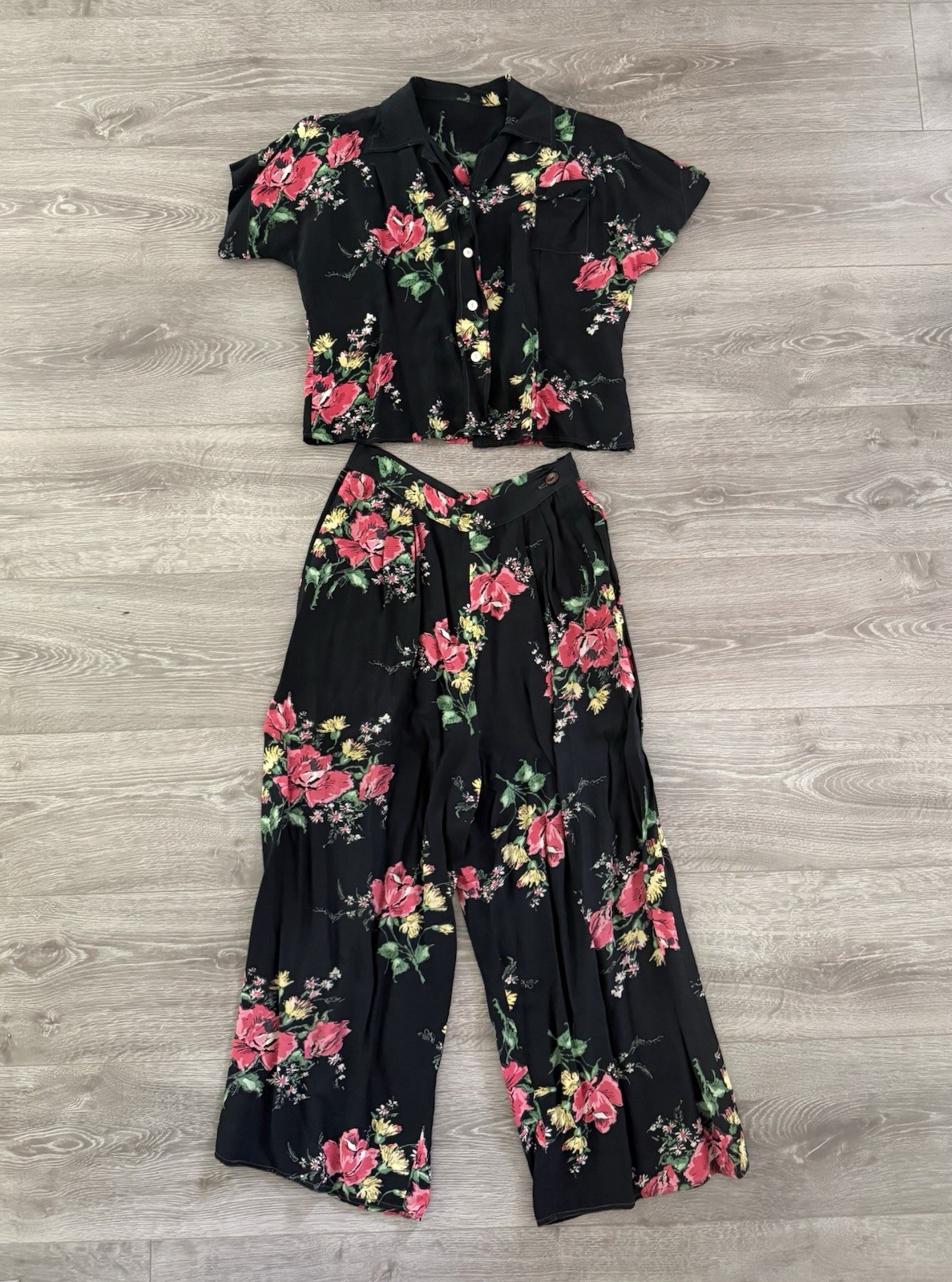 Vintage 1940s Floral Cold Rayon 2pc. Set With Pants And Blouse Size Medium