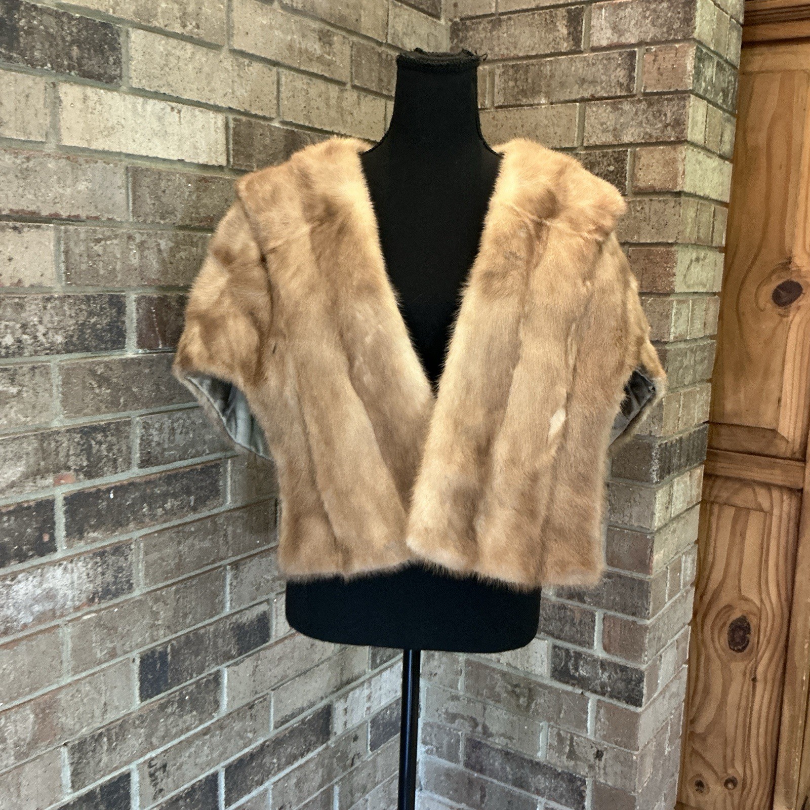 VINTAGE Real Fur Stole Cape Shrug Alaskan Custom Built Furs Kansas City MO #51E7