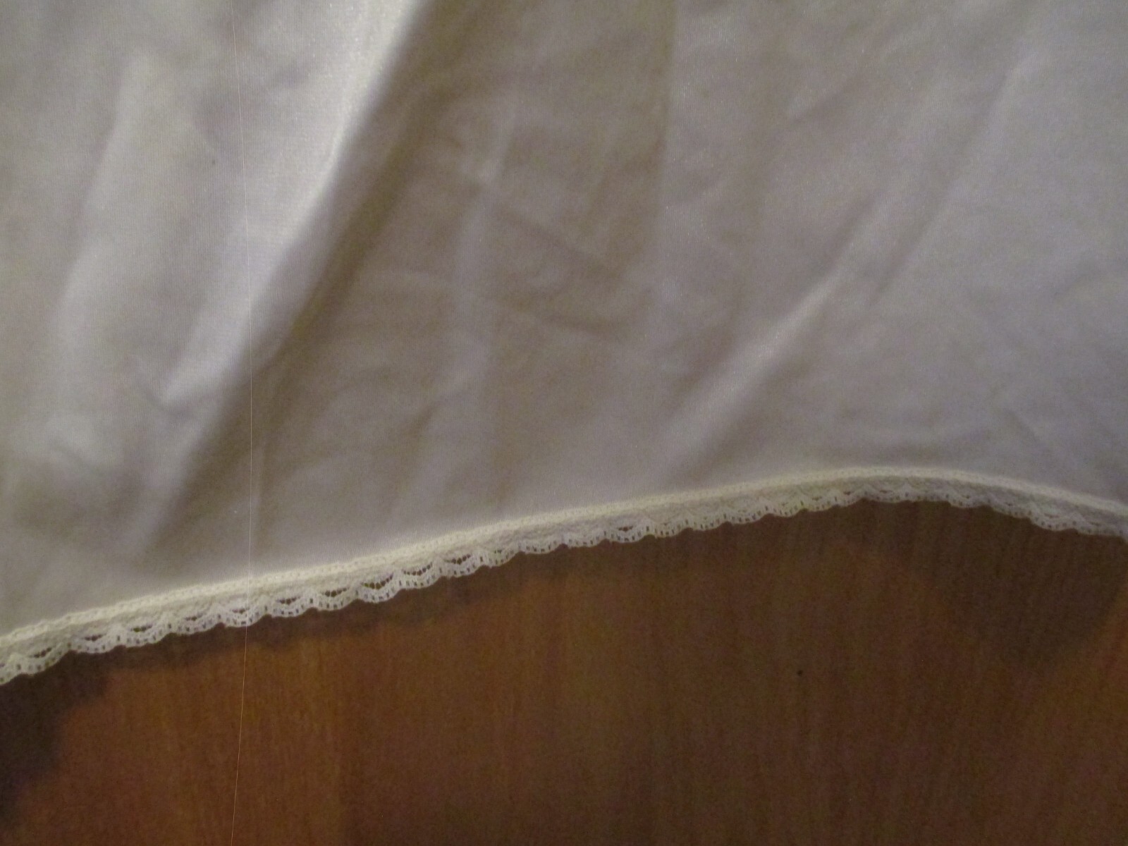 VINTAGE VANITY FAIR IVORY HALF SLIP SIZE 26 NYLON 1 SLIT