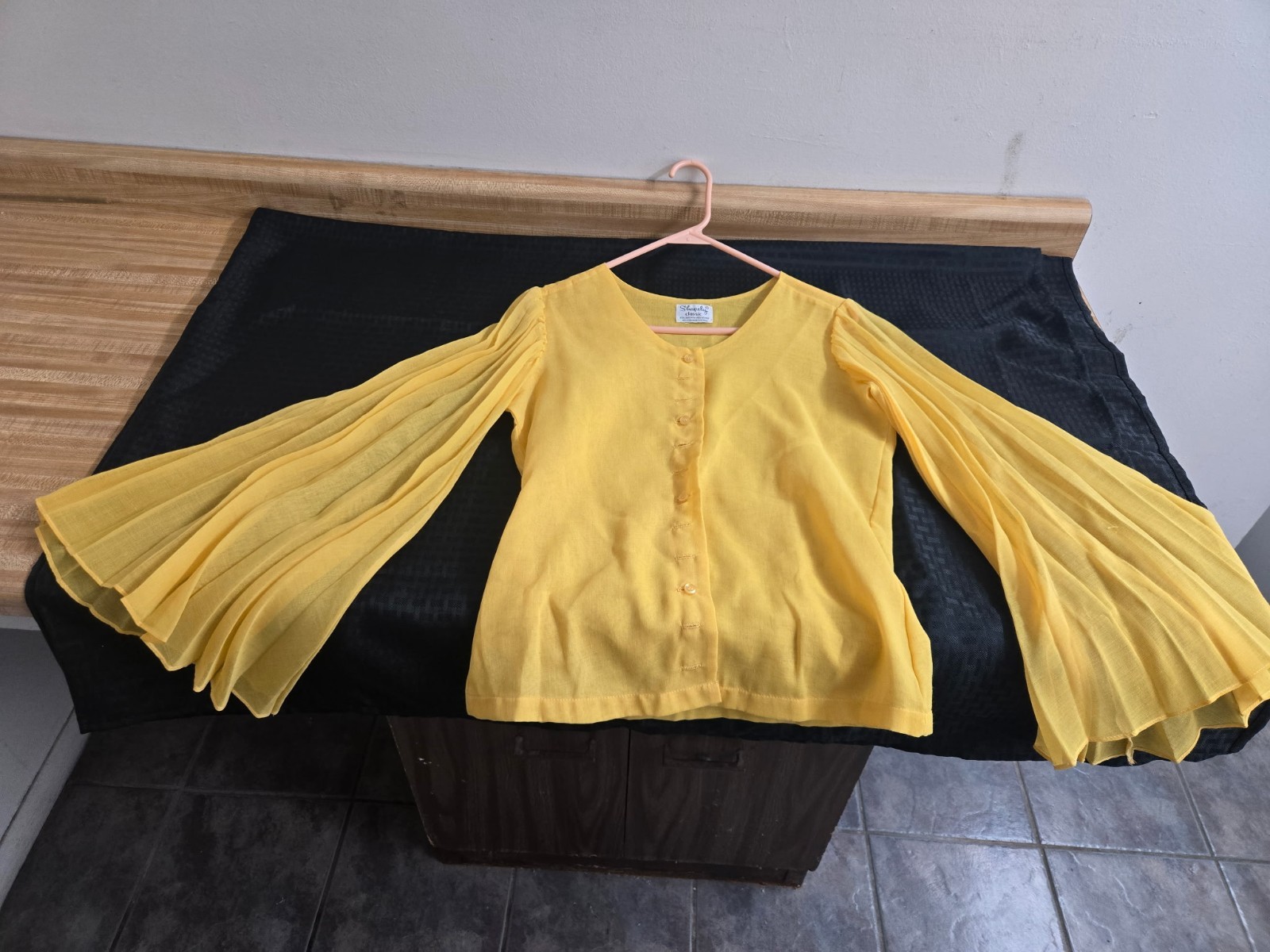 Vtg. Shapely Classic 1970s top; yellow dacron/cotton, pleated sleeves.