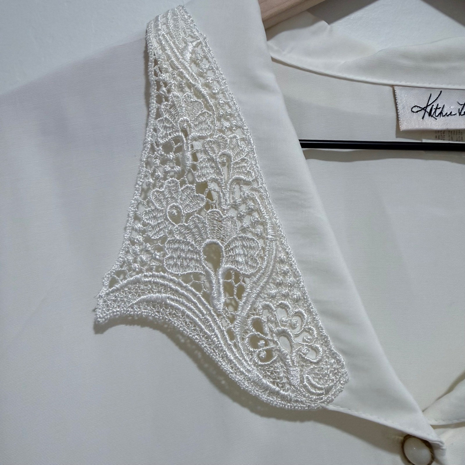 Vintage Kathie Lee Ivory White Lace Collar Blouse Oversized Pearl Button