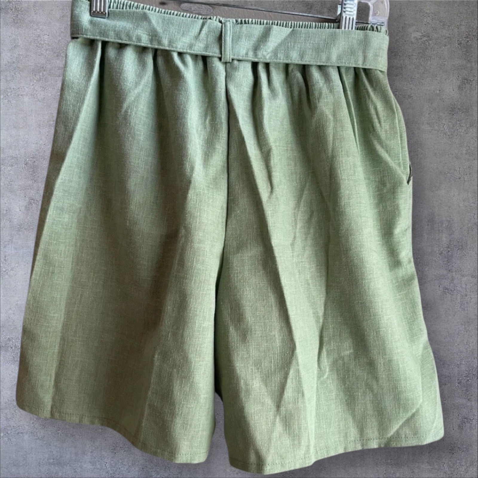 Ann Hill Petites Belted Shorts Women’s Medium Pleated Sage Green Vintage 1990s