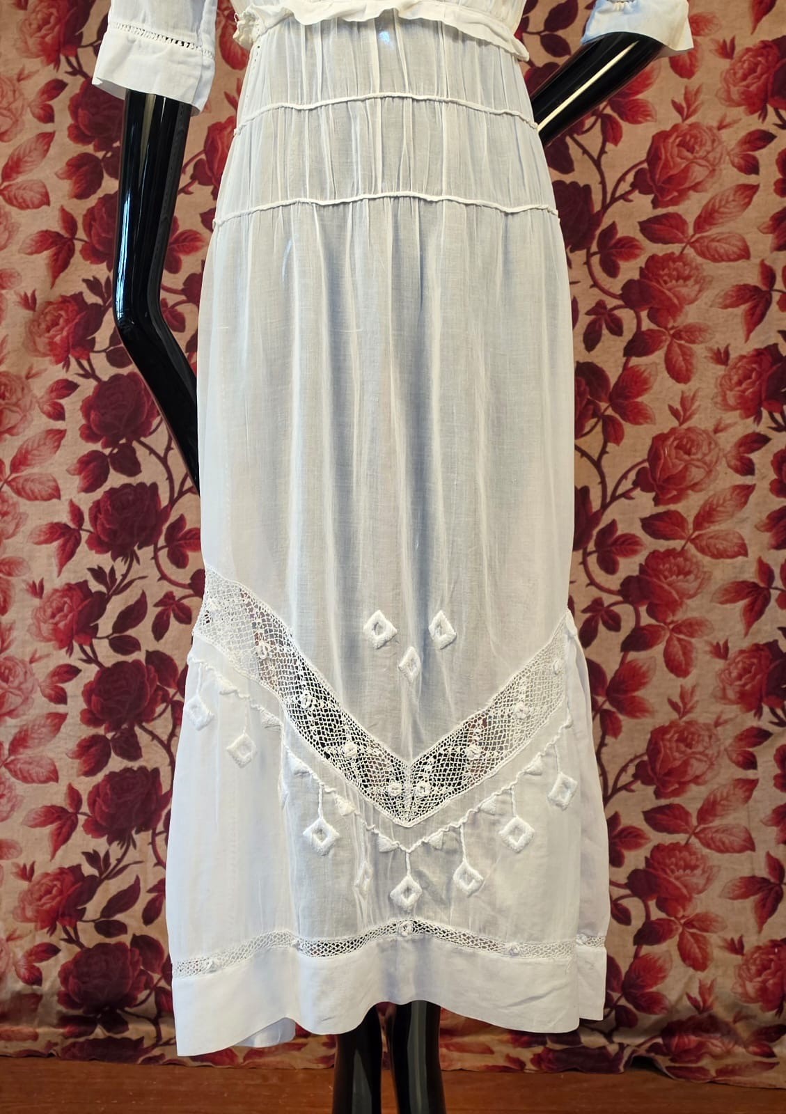 EDWARDIAN WHITE MUSLIN DRESS W RICH EMBROIDERY + LACE INSERTION