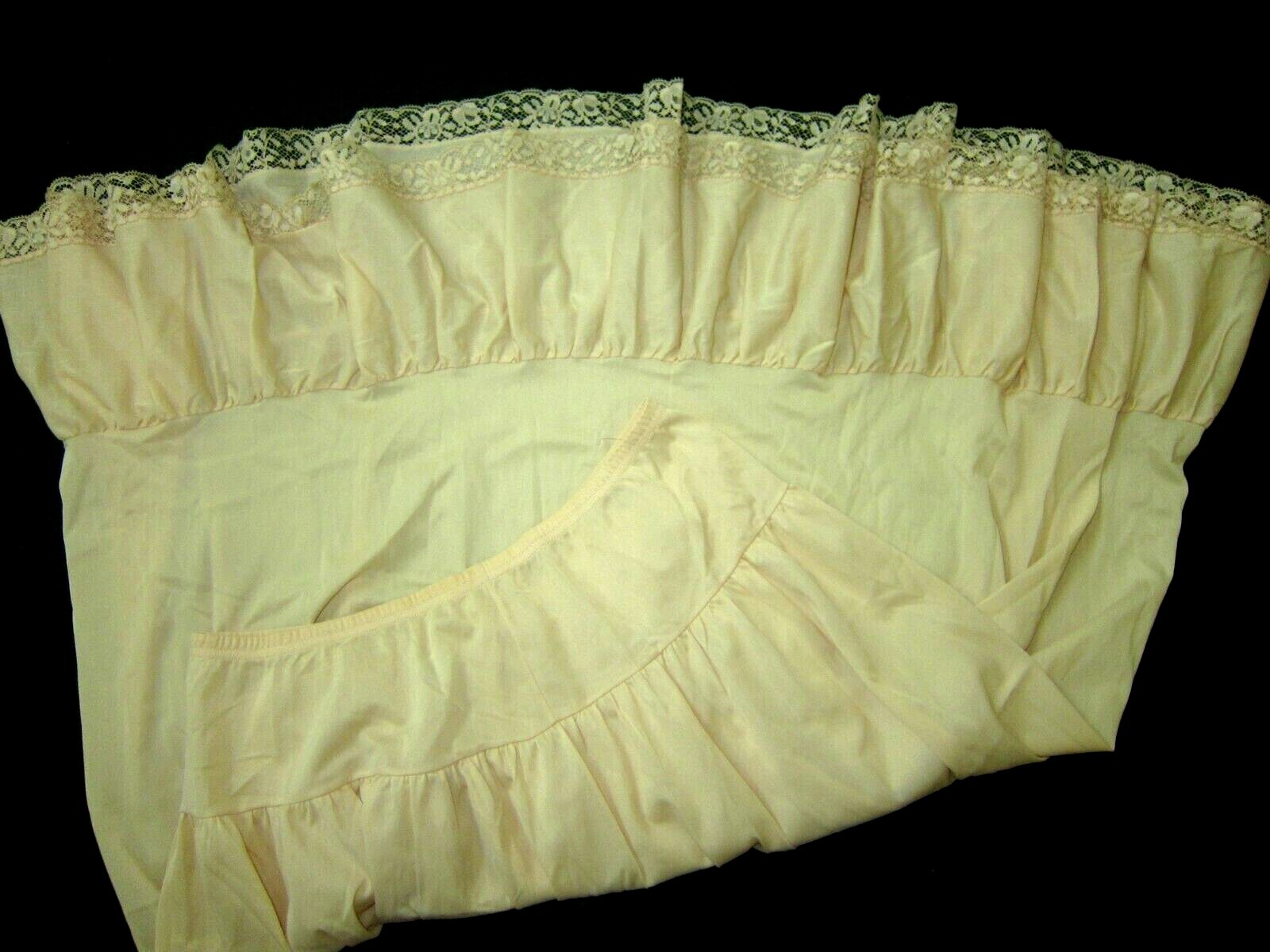 Vintage 70s VANITY FAIR NYLON Floral Lace Ruffle Chiffon Satin Silky Half Slip M