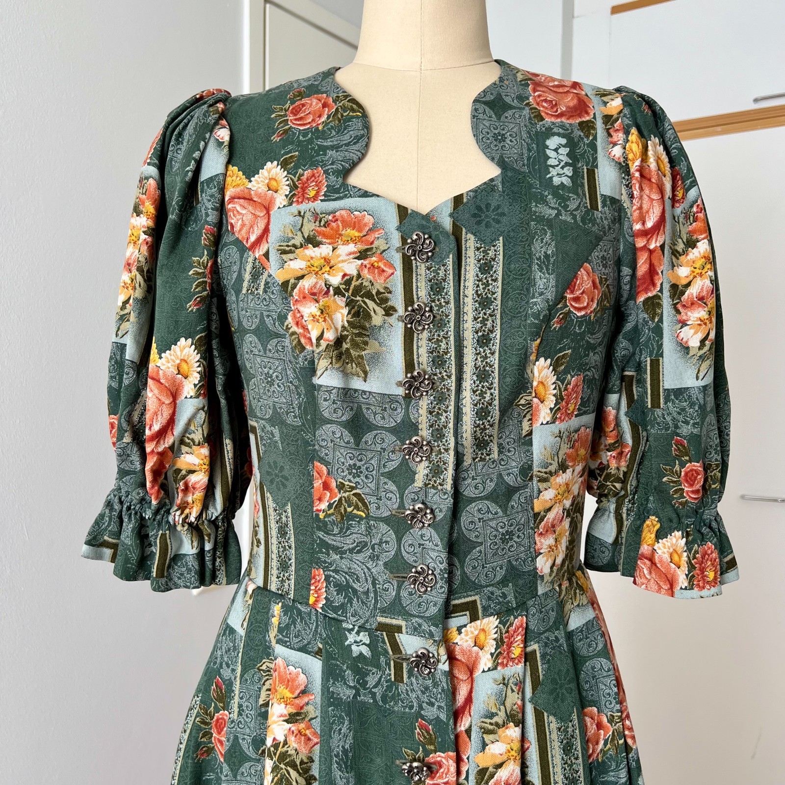 1980s Vintage German Dirndl Dress Floral Bavarian Folk Puff Sleeves Midi EU 40