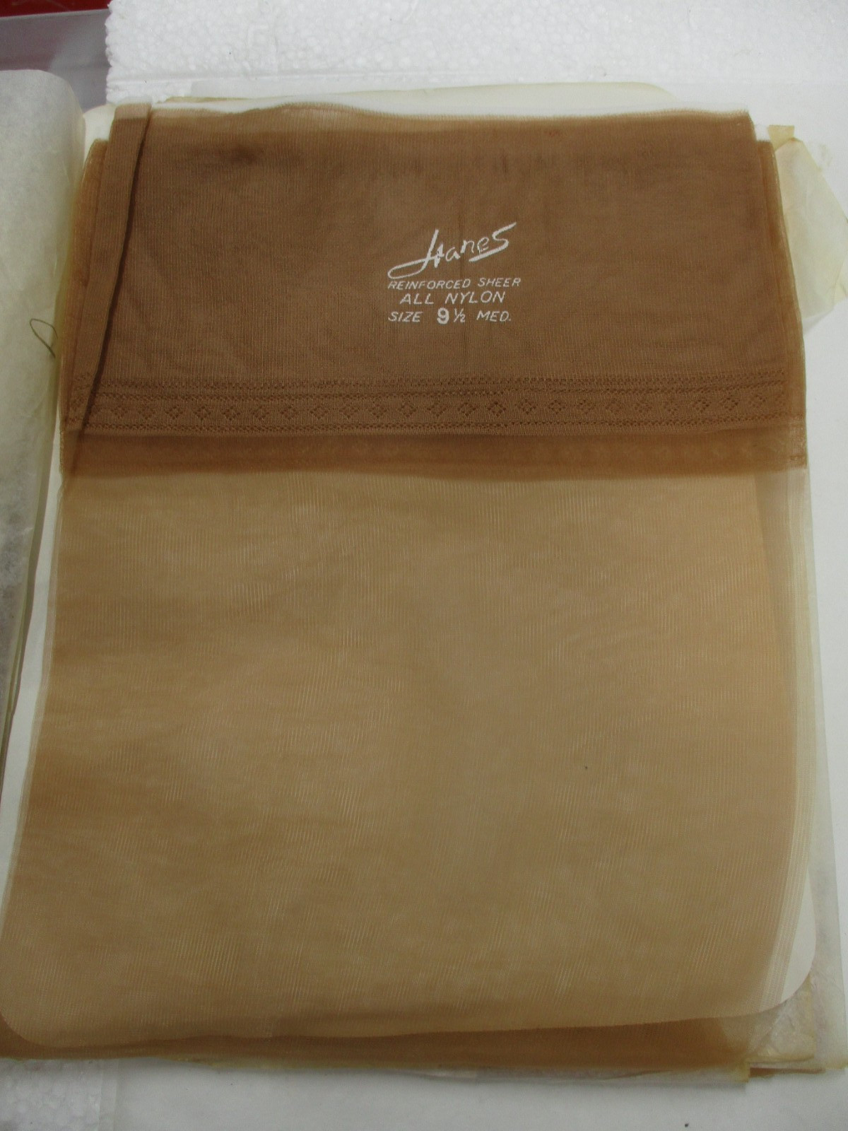 1 PR VINTAGE HANES 415 REINFORCED SHEER RHT NYLON STOCKINGS SIZE 9 1/2 M LITTLE
