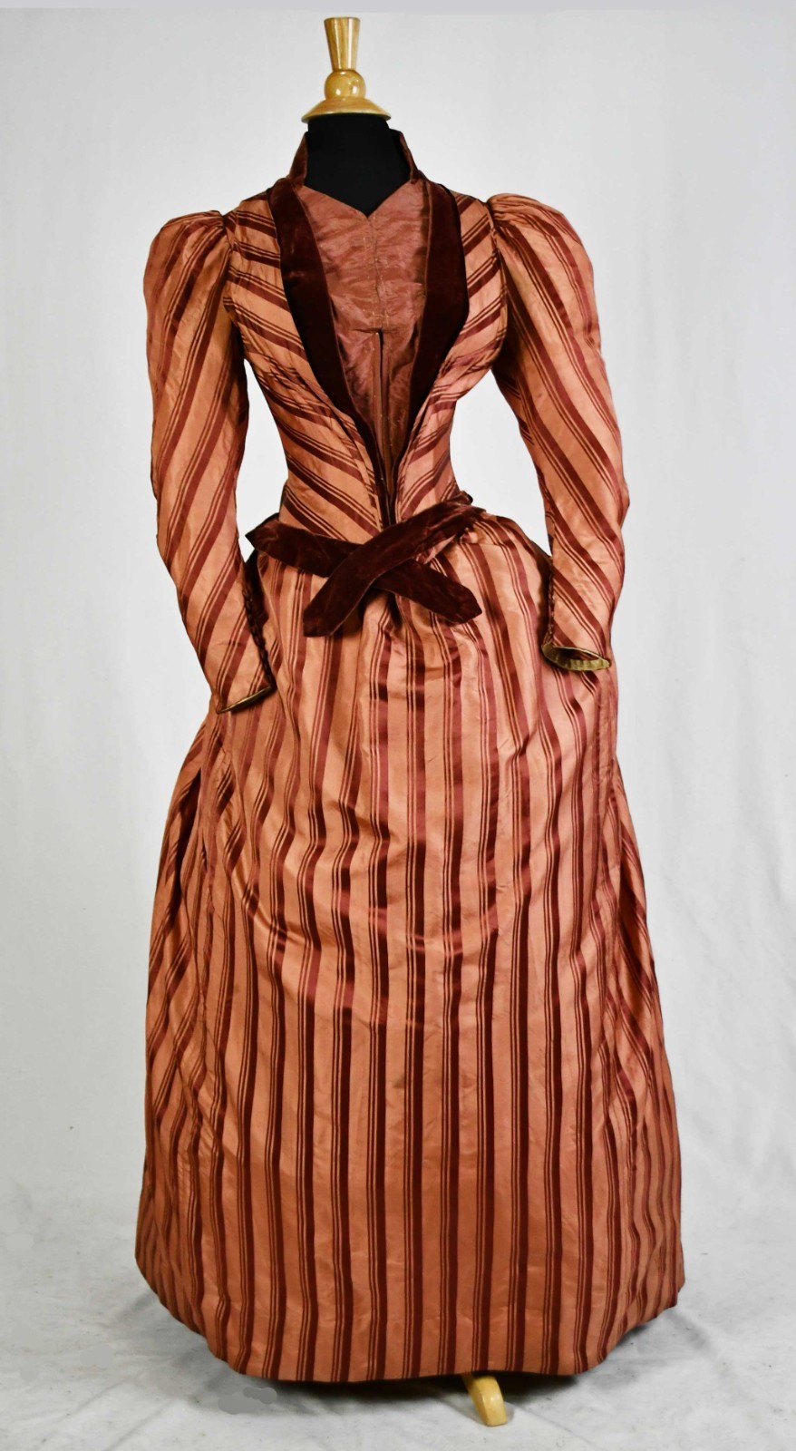 VICTORIAN FRENCH 2 PIECE VISITING DRESS WITH PARIS LABEL, 1890s