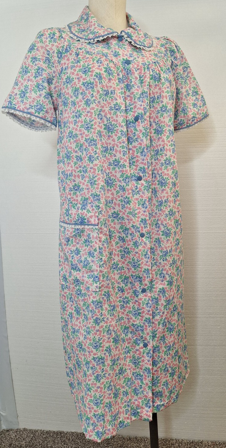 Vintage LOUNGE AROUND Woman’s Size M Floral Short Sleeve Housecoat Nightgown