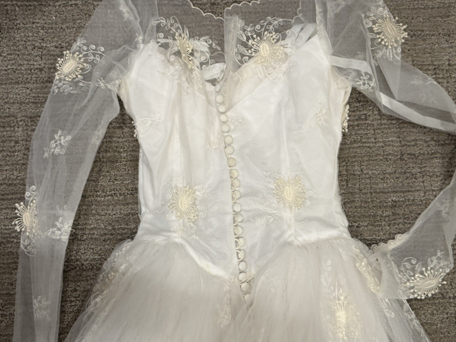 VINTAGE IVORY WEDDING DRESS XS TULLE LACE EMBROIDERY BUTTONS LAYERED FAIRYTALE