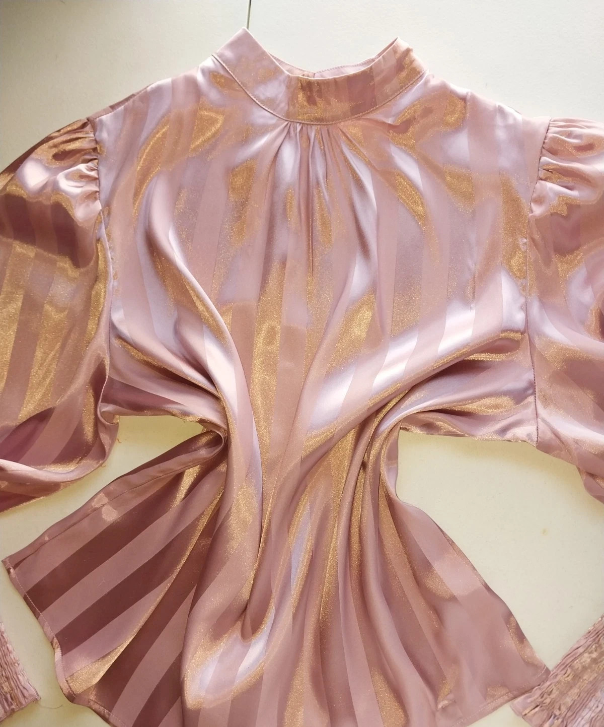 VTG SATIN SHINY LIQUID PINK STRIPES SMOCKED SLV BUTTON BK BLOUSE S M L 46″