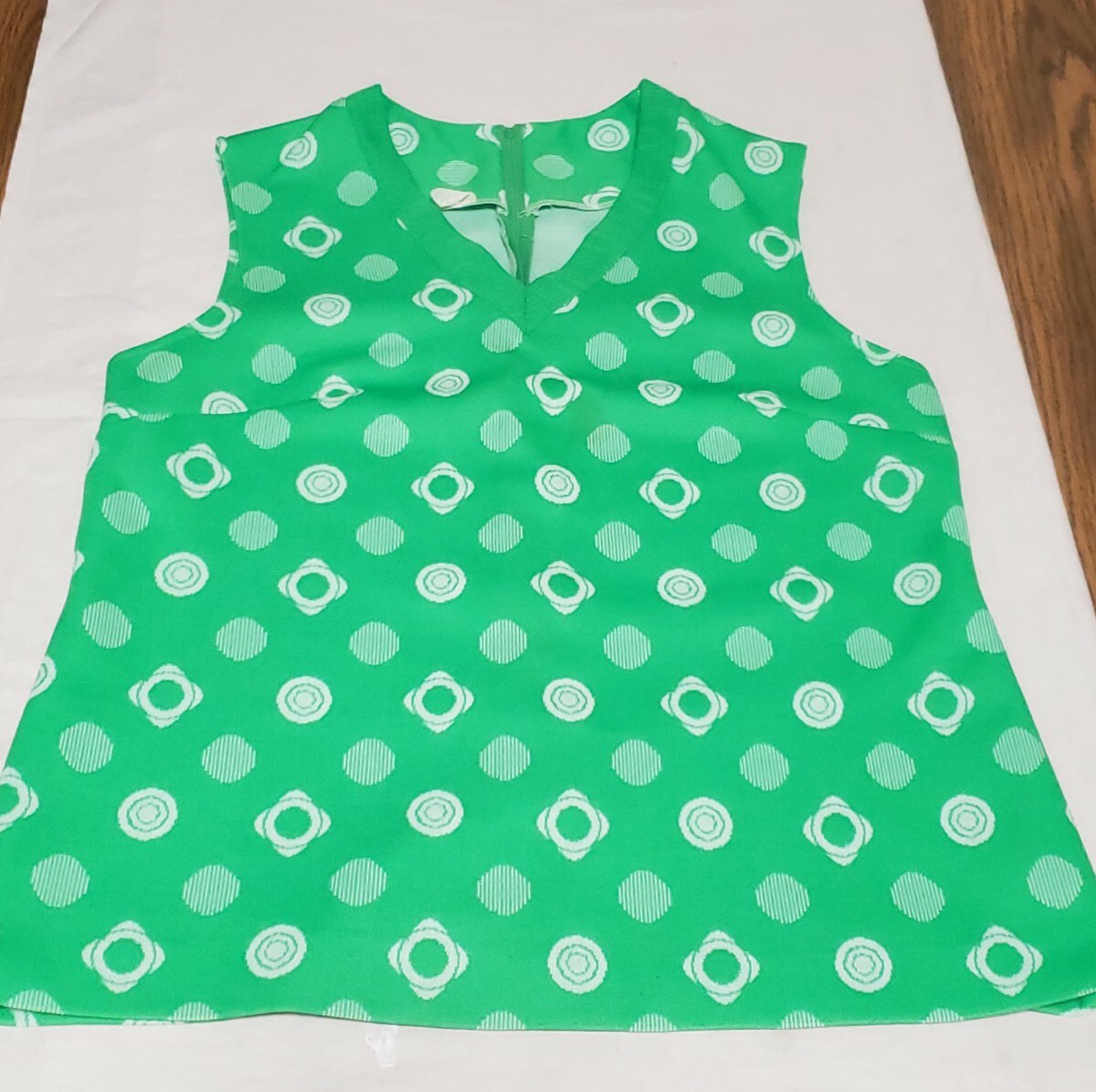 Vtg 70s Women’s Shirt tank top green & White Knit Polyester