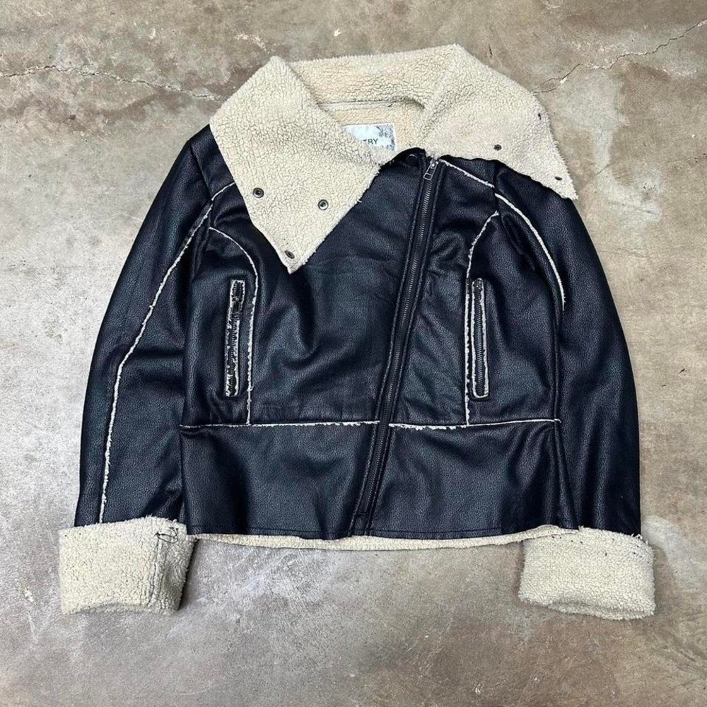 Vintage 2000s beautiful Black and cream faux leather Sherpa lined jacket