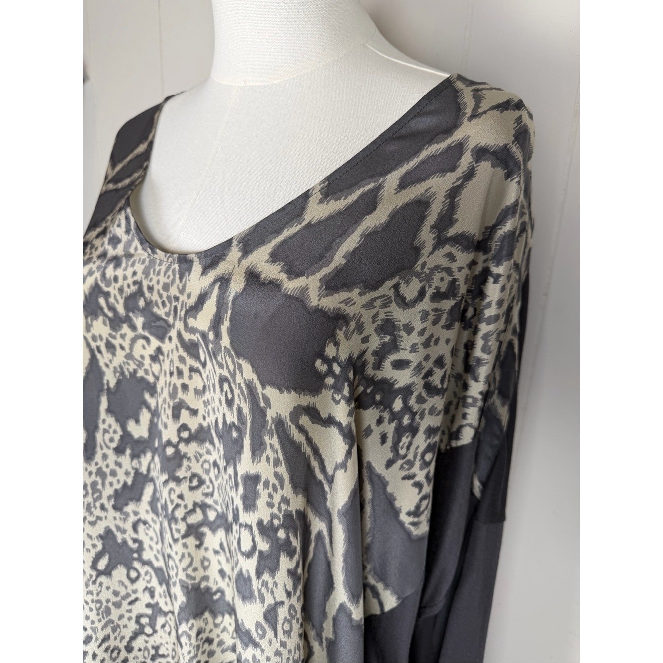 Biya V-Neck Flowy Modal Tunic Top Animal Abstract Print Size Large