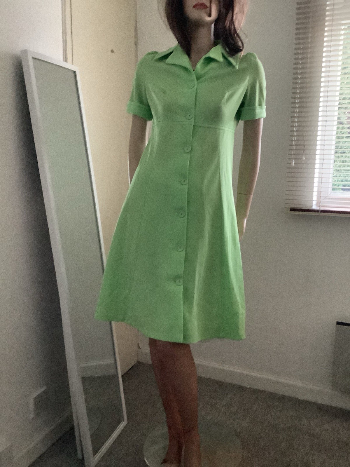 Vintage 1970s Pistachio Green Button Down „A” Line Shaped Dress 38 (EU 85)