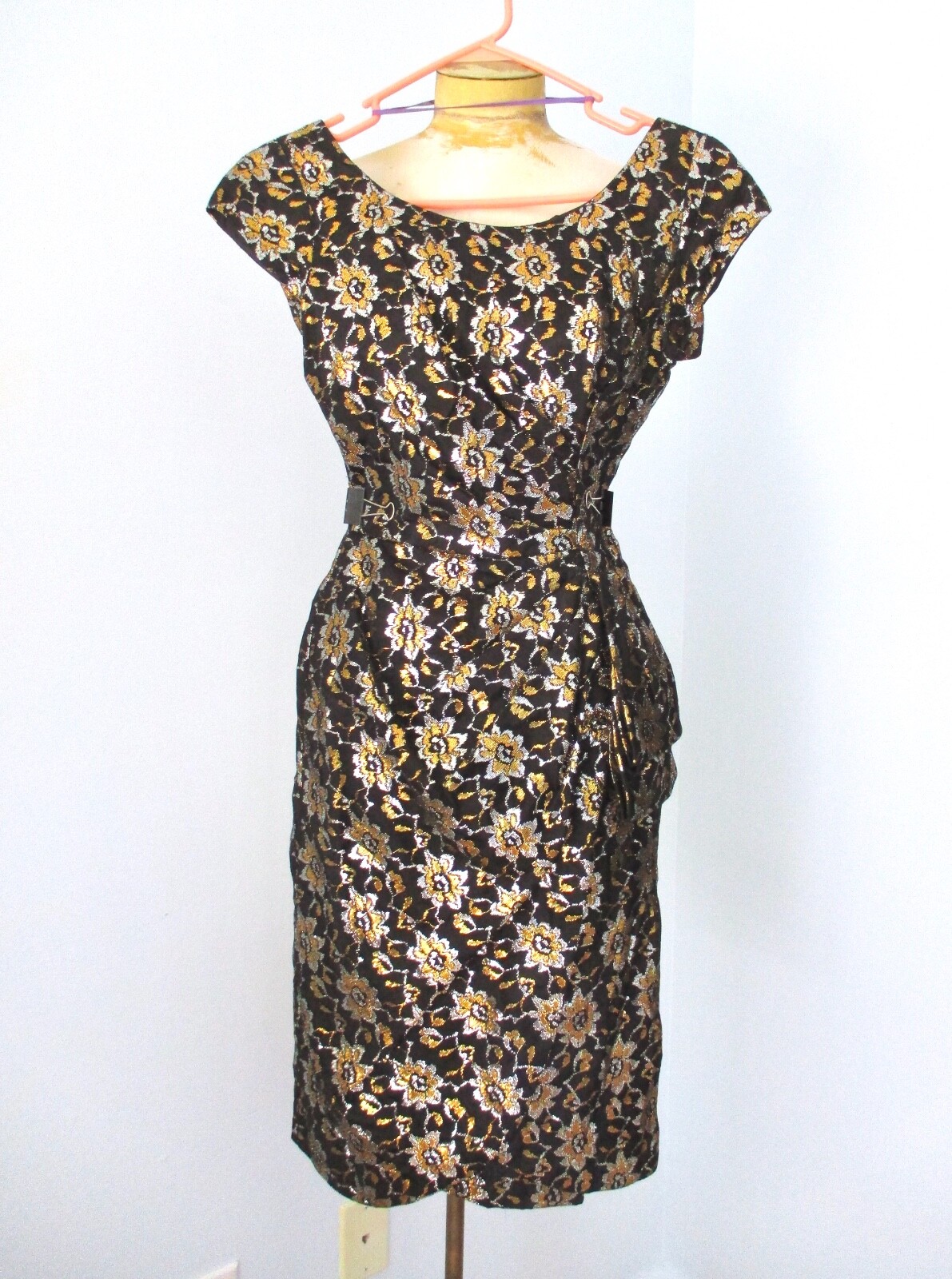 Vtg 50s 60s rockabilly sparkly gold silver metallic black floral wiggle dress XS