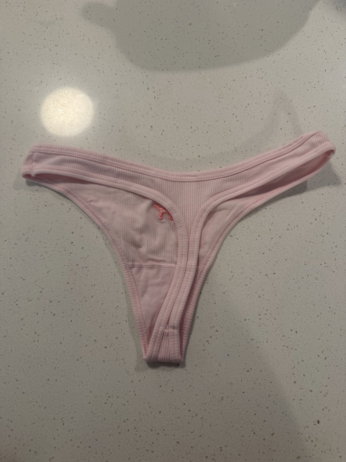VICTORIA’S SECRET PINK EMBROIDERED DOG LOGO THONG ! RARE NWOT SIZE M