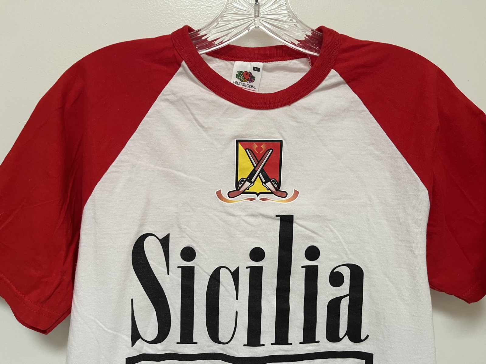 Vintage „Sicily: Work seriously harms health” Graphic Art T-Shirt women med Red