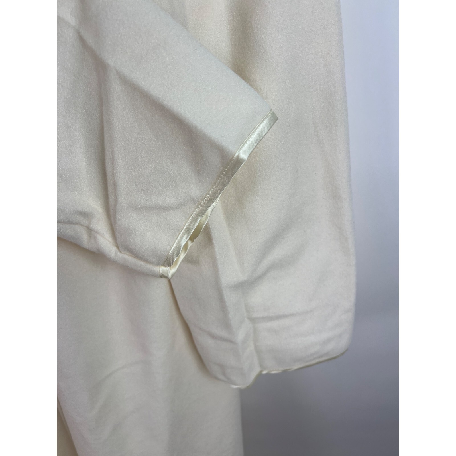 VTG Shadowline Cream Button-Down Robe Housecoat Lace Collar & Pockets Small