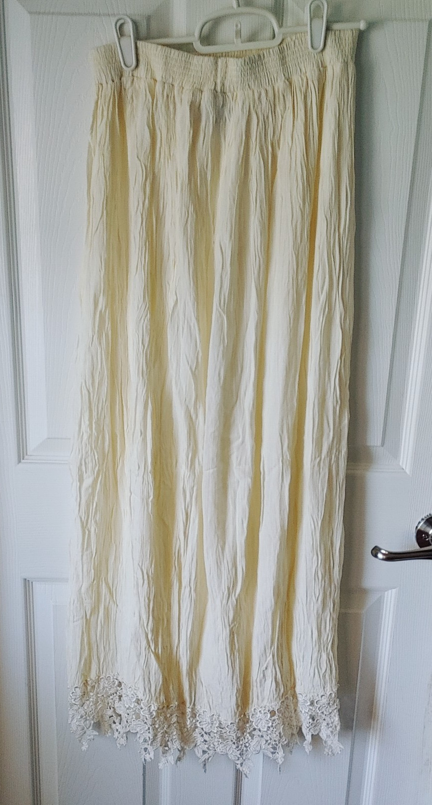 Magnet Art Lynn Yang Ivory White Crinkle Skirt with Applique Detail One Size