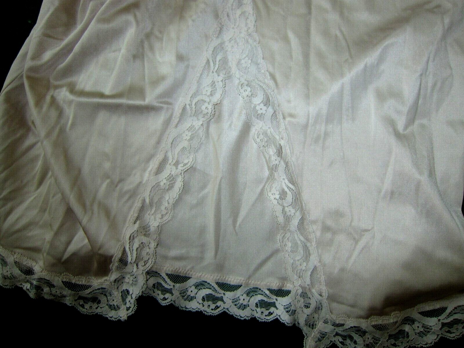 NEW Vintage 70s VANITY FAIR SATIN NYLON Wide Floral Lace Silky Slit Half Slip M