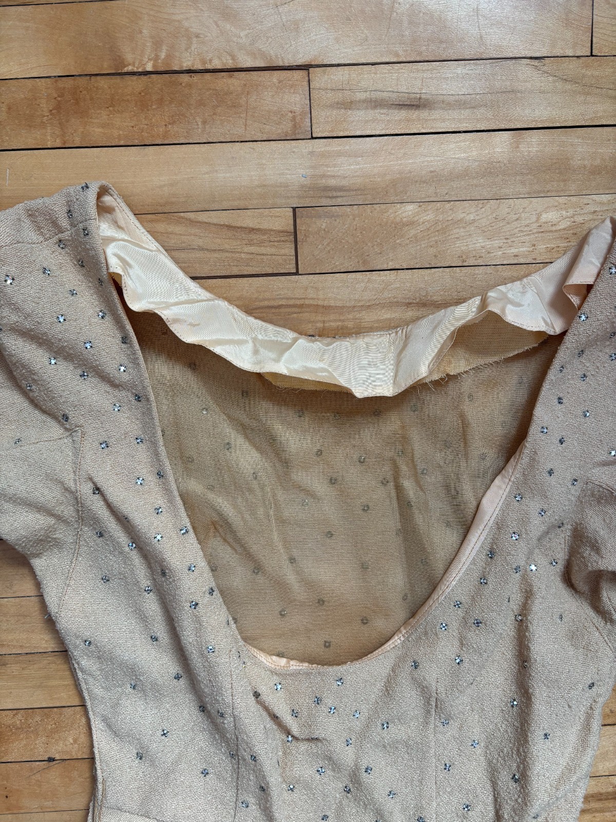 VTG 1950s BEIGE OYSTER WOOL CREPE DRESS WITH RHINESTONES 25″ WAIST