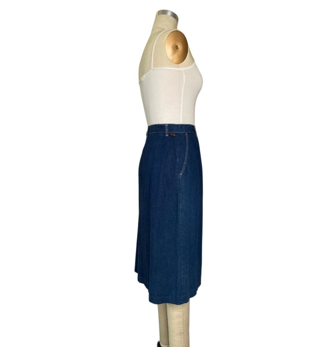 Classic preppy 1970s Separate Pieces brand denim skirt. Vintage size 8 waist 27