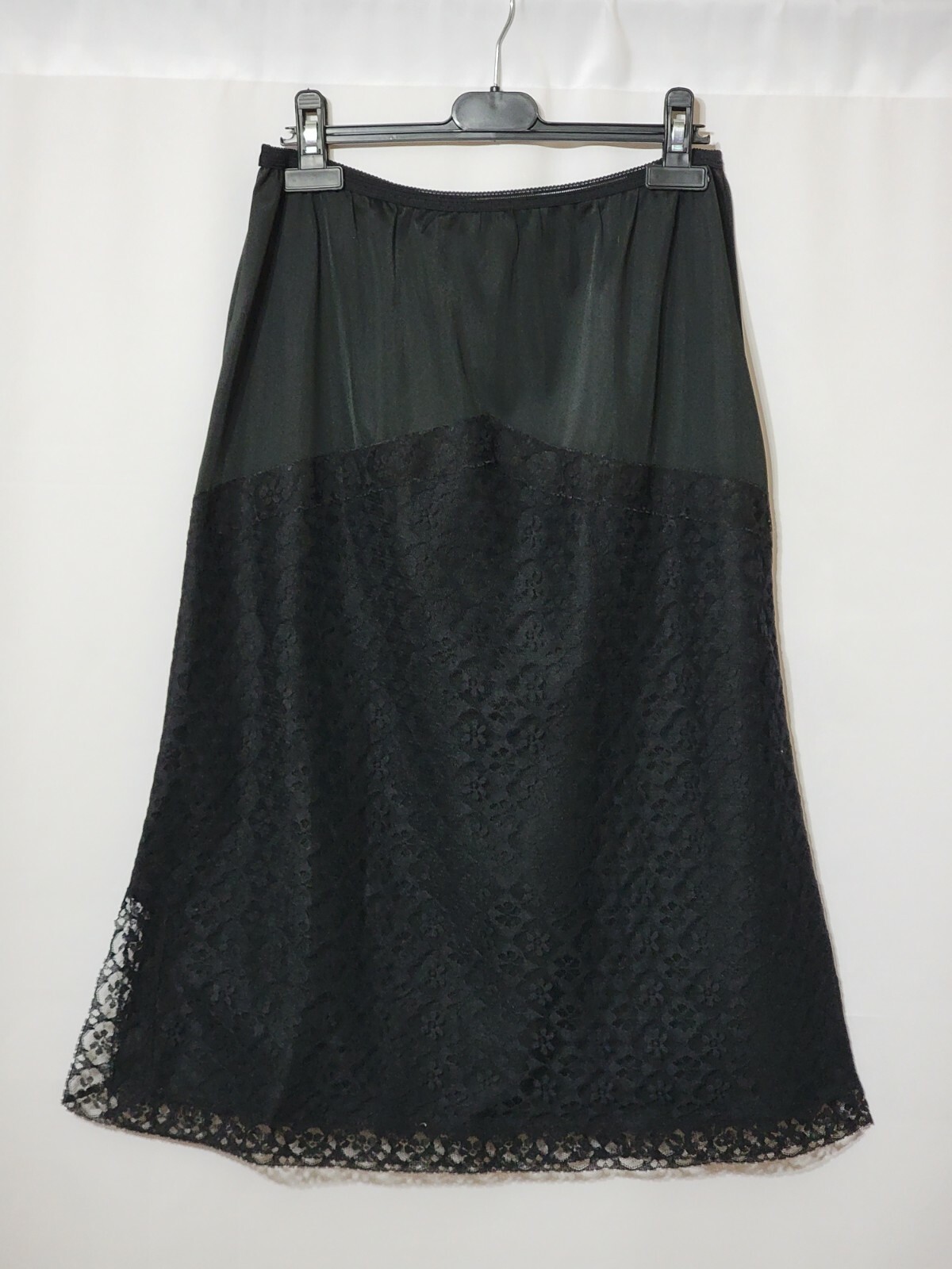 VINTAGE BLACK LUXITE BY KAYSER LACE OVER NYLON HALF SLIP SIZE LARGE PILLOW TAB