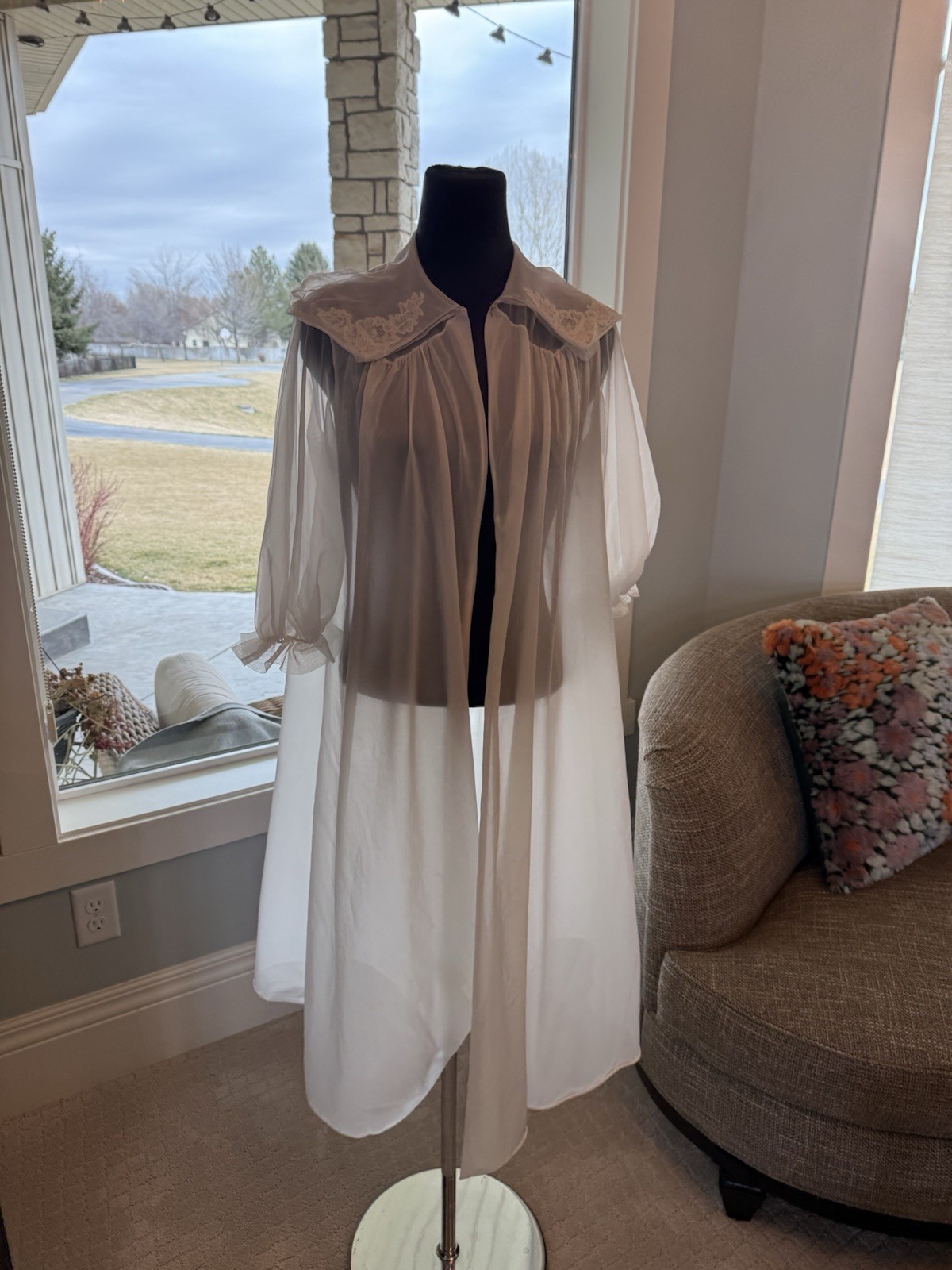 Vintage Vanity fair Ivory Lingerie Robe Sheer 34 Pretty