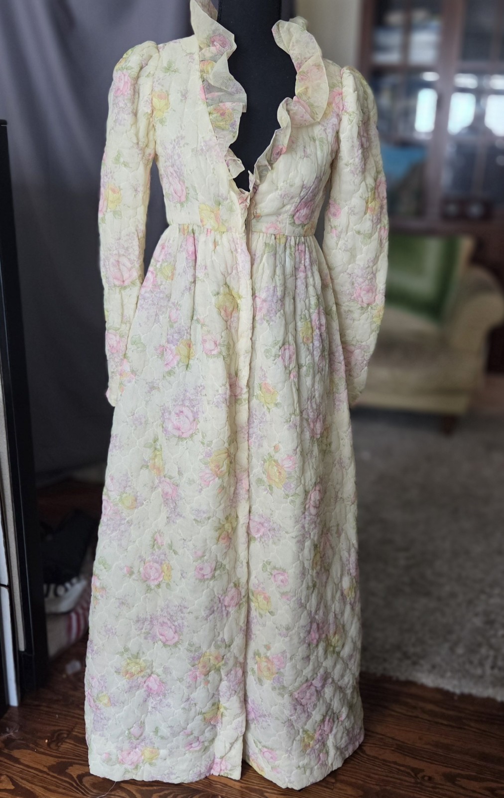 VTG Quilted Housedress Pale Flowers 70s Glamour 29 Inch Waist