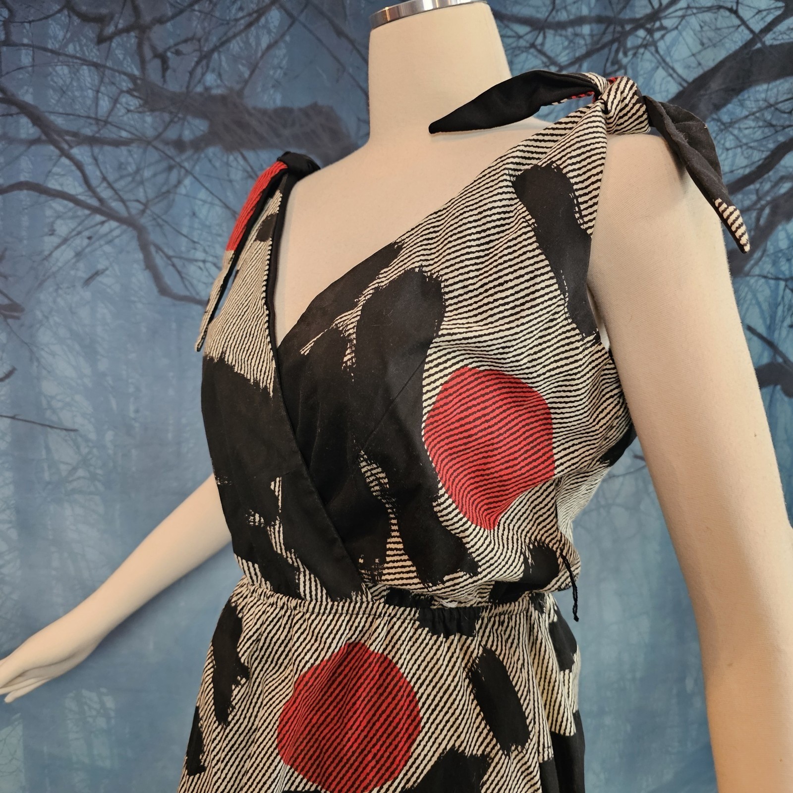 Vintage 1970s Dress Black Tan Striped Abstract Pattern Red Sleeveless Shoulder