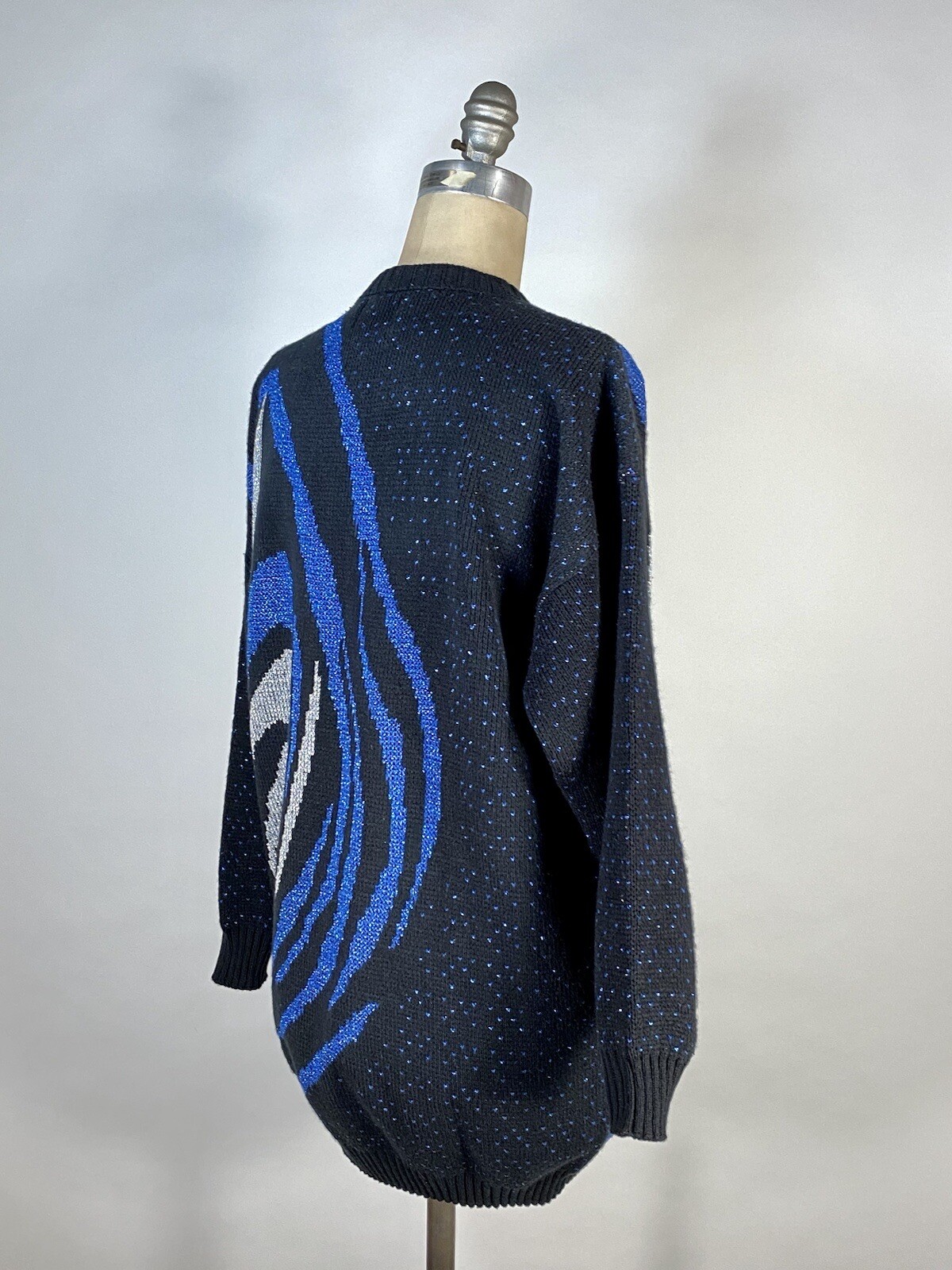 Vintage 1980’s to 1990’s subtle sparkle Blk, blue & silver metallic sweater L/XL