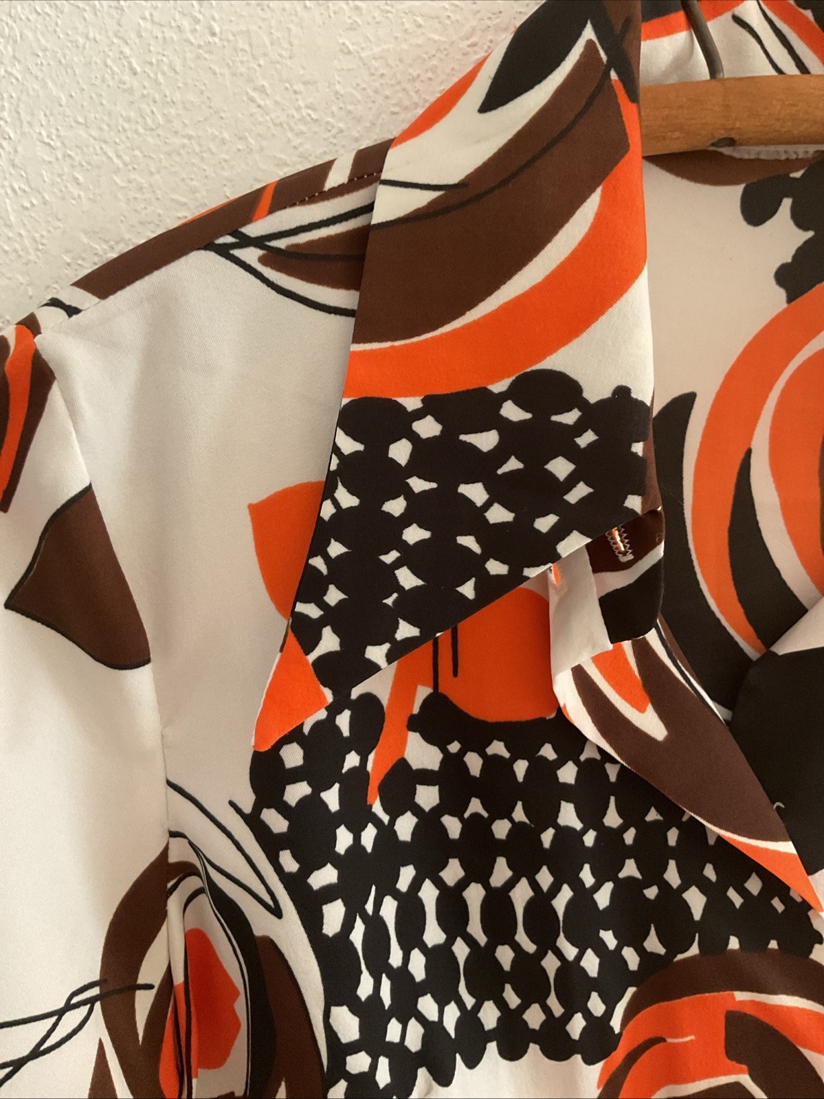 VTG 70s Women’s Spread Pointed Dagger Collar Polyester Blouse, BLK, BR /Orange