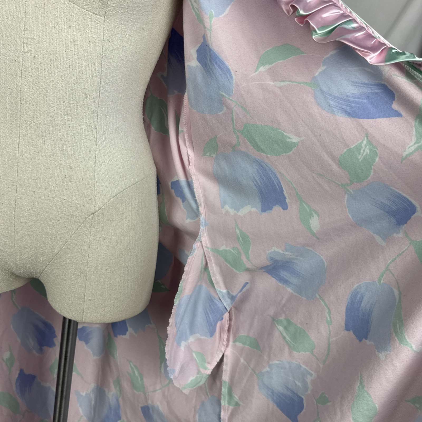 VINTAGE 1980’s B by Barad SMALL Satin Floral Robe +Belt – Golden Girls FL Lounge
