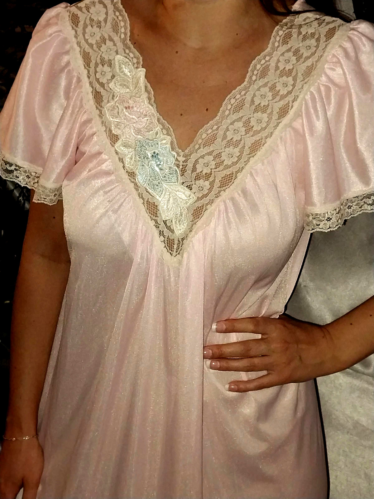VTG SILKY SHIMMERY SHINY PINK FLOWER APLQ WIDE FRENCH LACE NIGHTGOWN GOWN SM