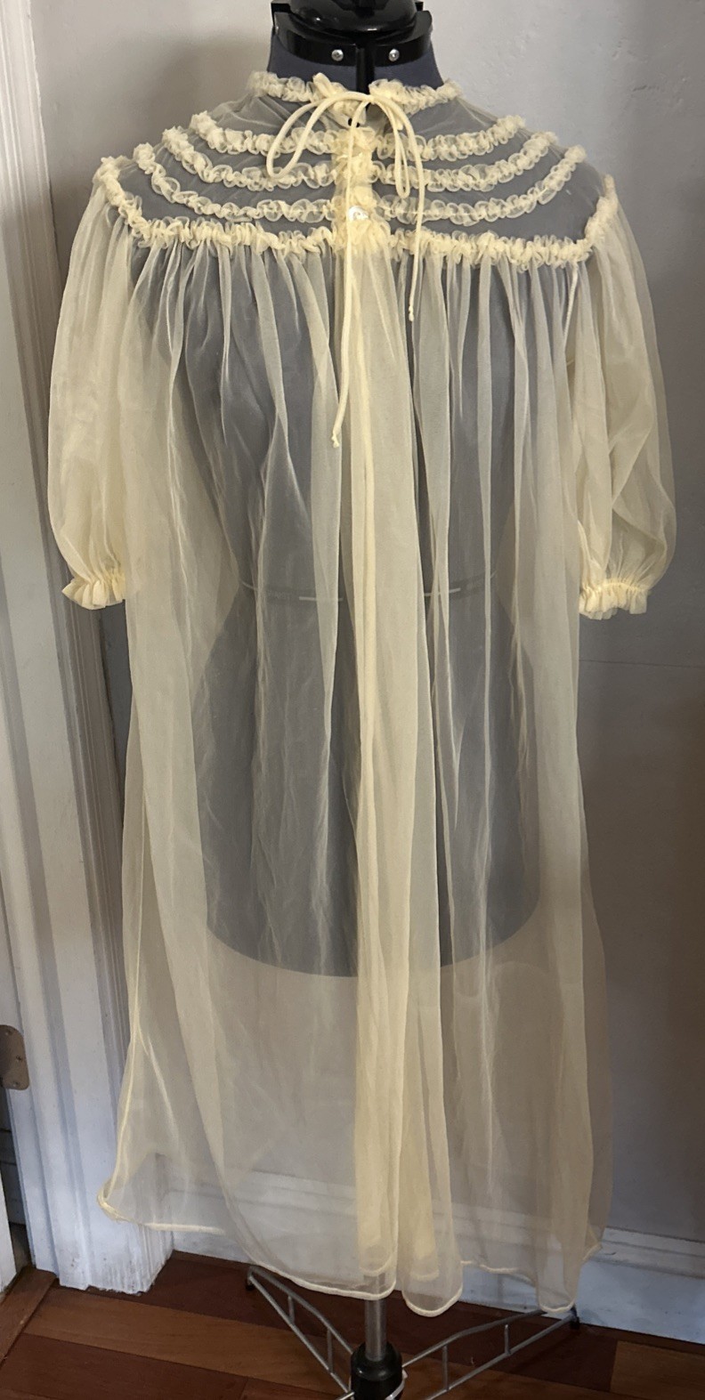 VTG CHIC LINGERIE Yellow Nightgown and Robe Peignoir NYLON USA SZ Med