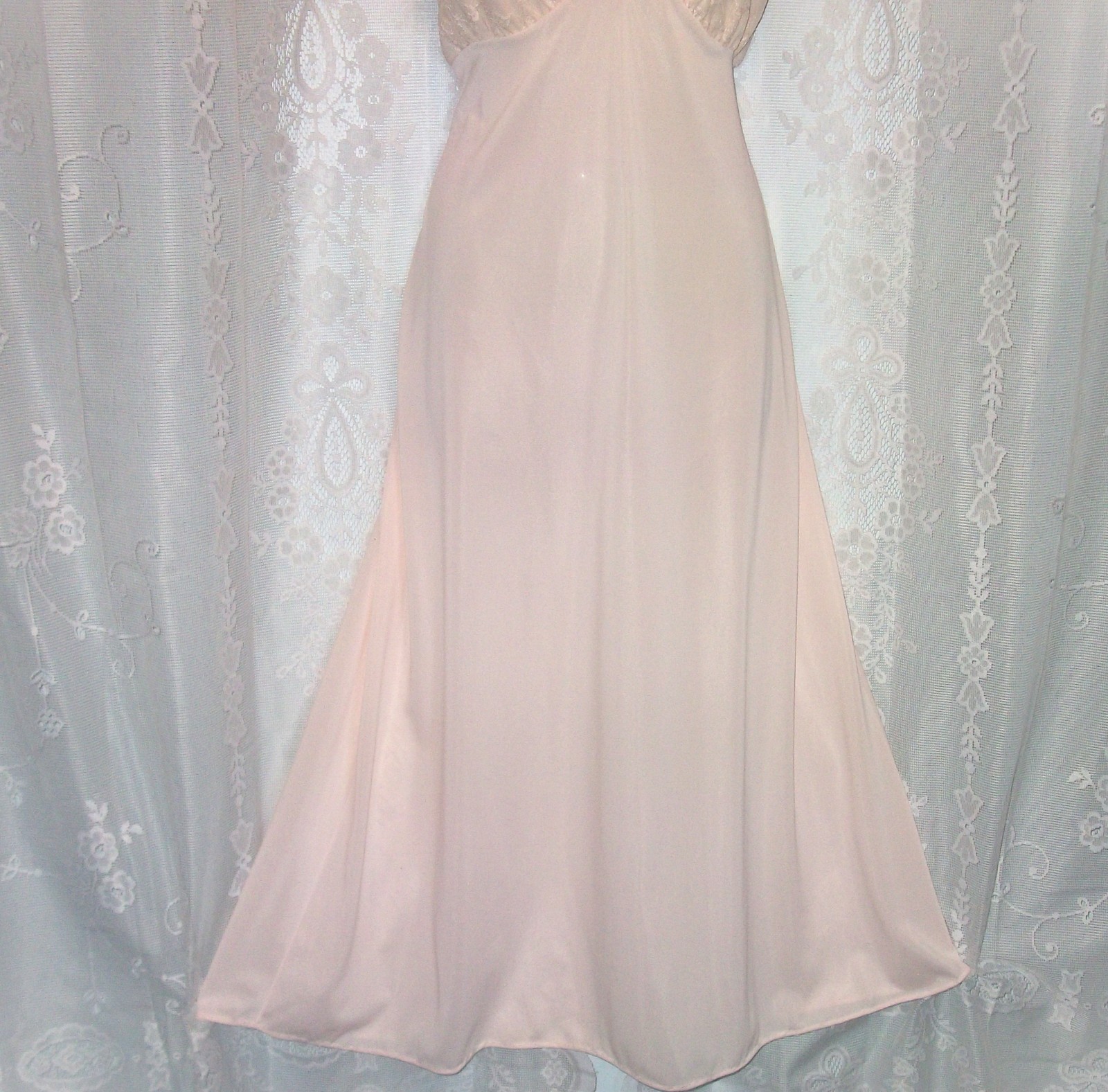 Med.-Lg.50s-60’s,Pink,embroidered hearts,long vintage nightgown,negligee,lace