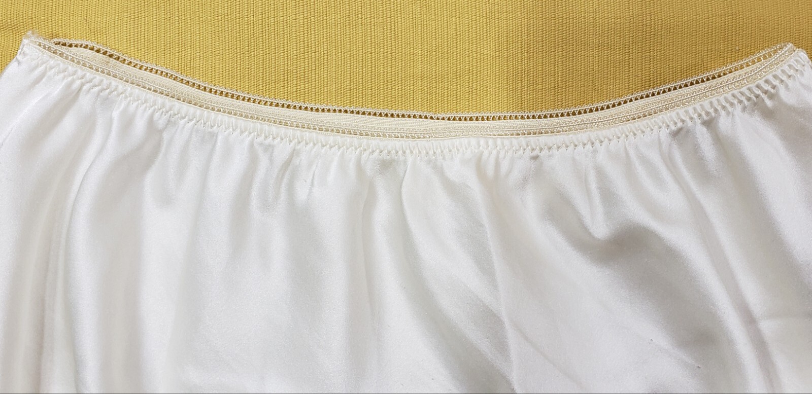 WACOAL Cream Shiny Silky Satin Half Slip With Thick Lace Size Large 25″ Long