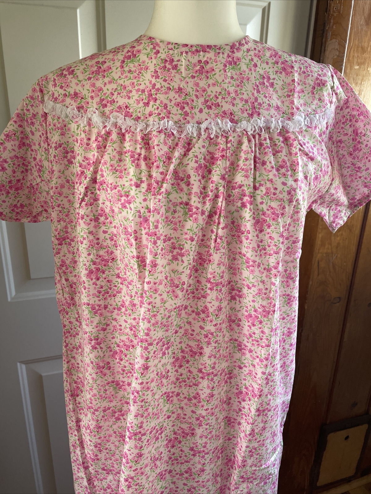 NWT Lady Lindsay Women’s Small Floral Hospital Gown Snap Open Back Dress Pink 1