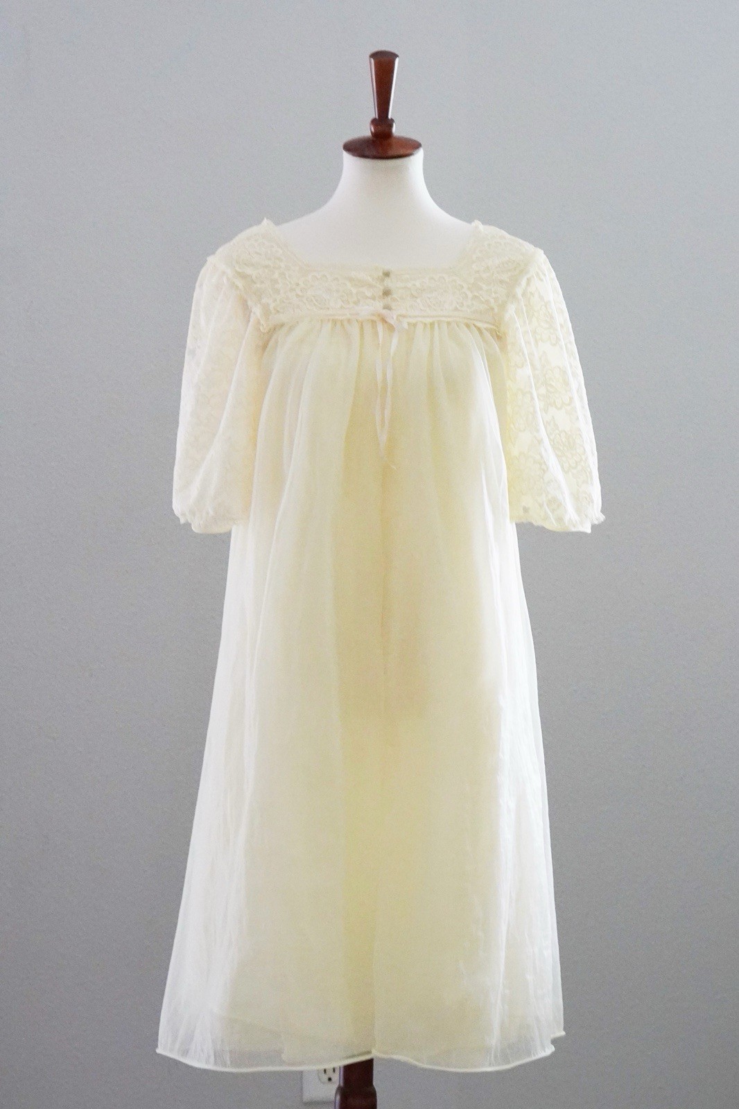 HOLLYWOOD VASSARETTE Lace + Nylon Nightgown Robe Peignoir Set Yellow – S Small