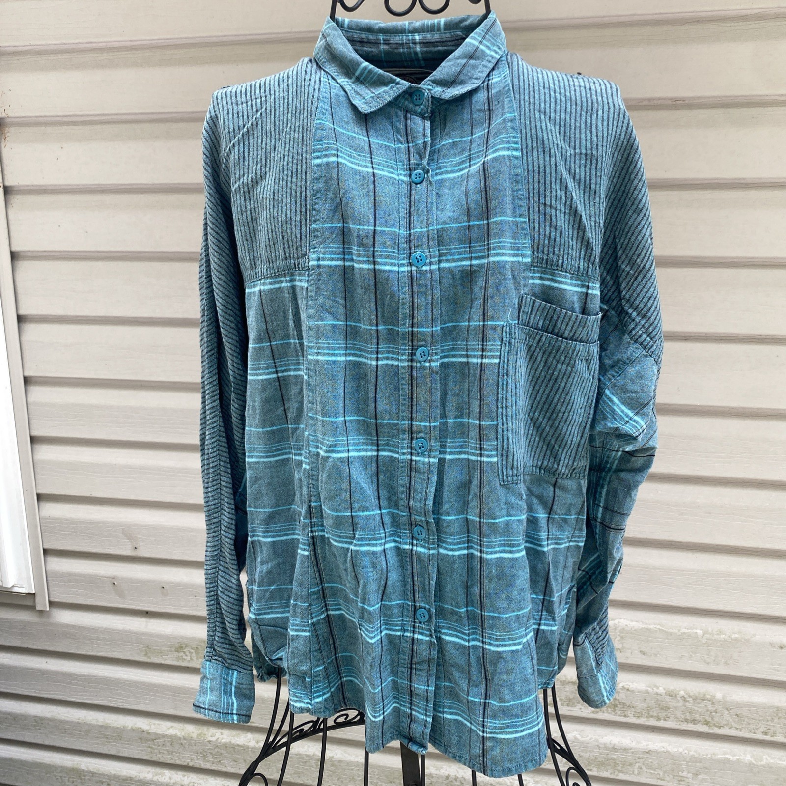 Vintage 90’s Distressed Women’s M Button Up Fixation ARI