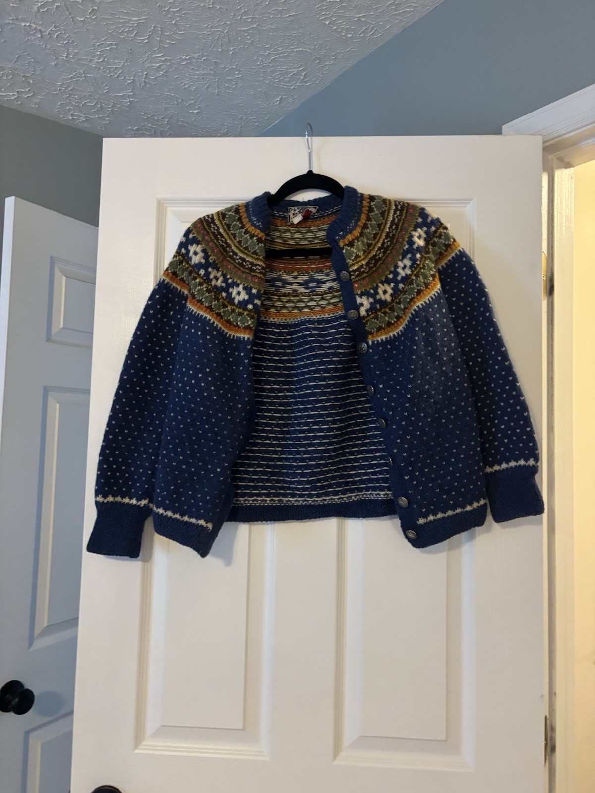 vintage Husfliden Norway cardigan features a blue Scandinavian knit design Sz S