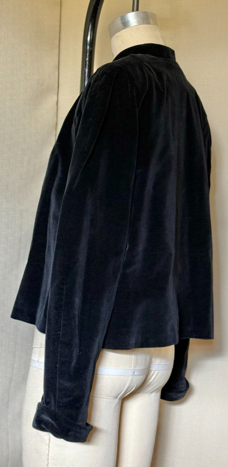 Vtg MCM 1940s /50s BLACK VELVET JACKET w/ WHITE SATIN LINING, CLASSIC TAILORED!!