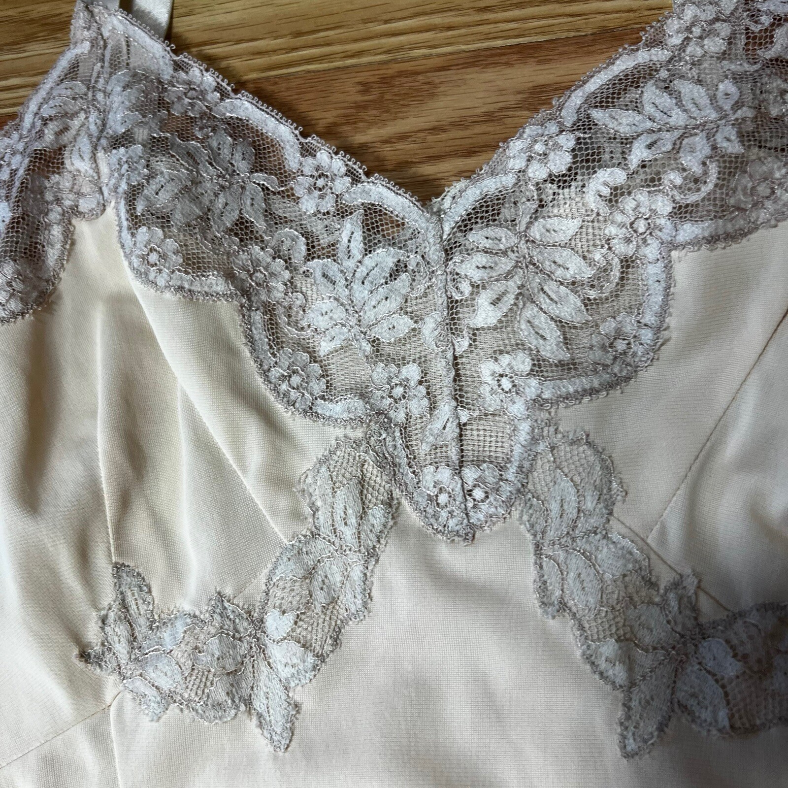 VTG Slip Nude Polyester Lace Bodice Knee Length Size M Lingerie 32” B/C Bust