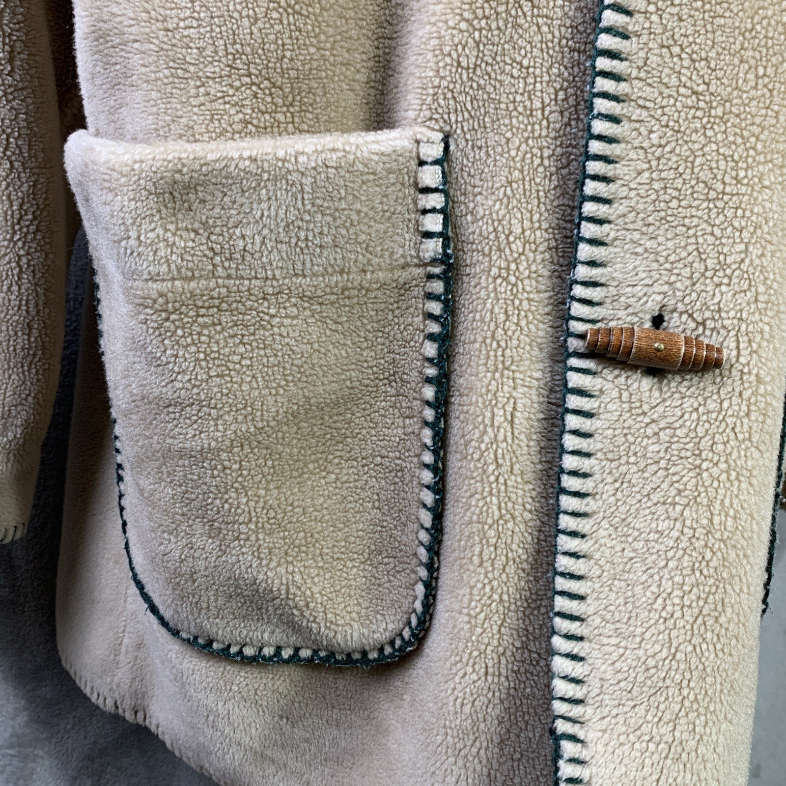 VTG Denali Reversible Fleece Coat Dark Grn Maple Leaves Tan Wood Toggle Buttons