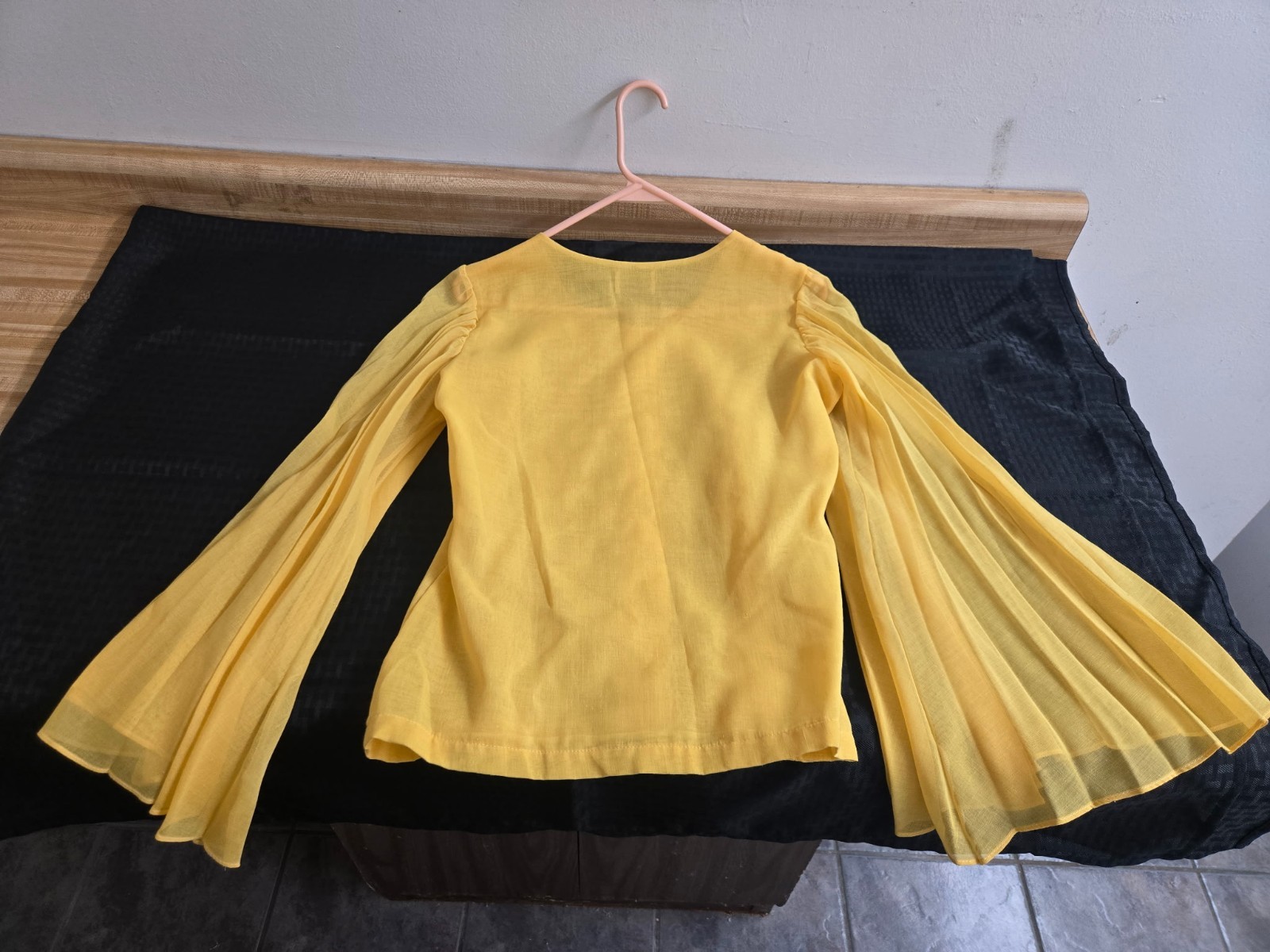 Vtg. Shapely Classic 1970s top; yellow dacron/cotton, pleated sleeves.