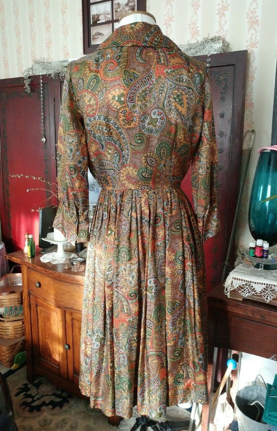 Vintage Handmade Dress 1950s Gold Paisley Print pleated button front calf length
